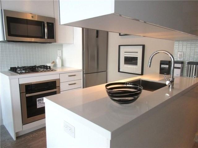 801 - 39 Brant St, Condo with 1 bedrooms, 1 bathrooms and null parking in Toronto ON | Image 3