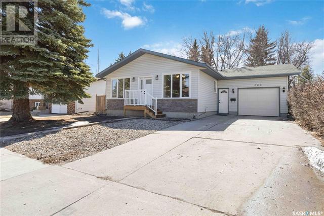 123 Stechishin Crescent, House detached with 5 bedrooms, 3 bathrooms and null parking in Saskatoon SK | Image 2