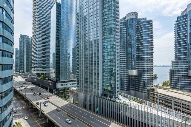 2010 - 19 Grand Trunk Cres, Condo with 2 bedrooms, 2 bathrooms and 1 parking in Toronto ON | Image 12