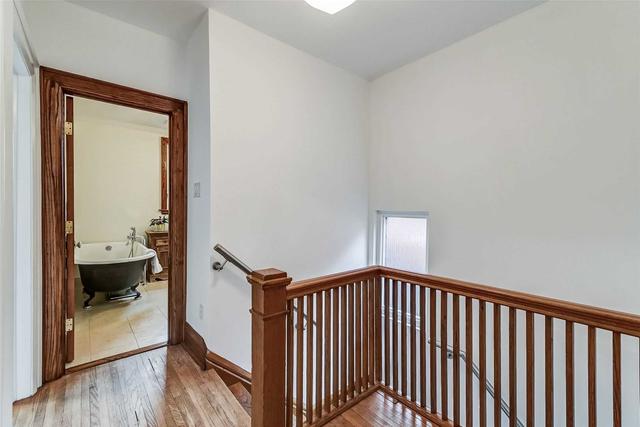 154 Pinewood Ave, House detached with 3 bedrooms, 2 bathrooms and 1 parking in Toronto ON | Image 6