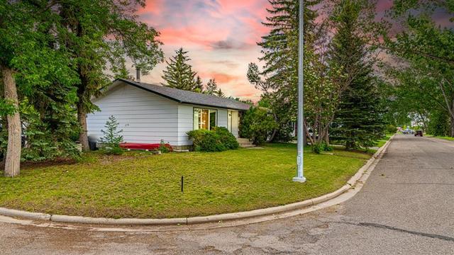 218 12 Avenue Sw, House detached with 3 bedrooms, 2 bathrooms and 3 parking in High River AB | Card Image