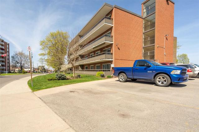 209 - 11 Woodman Dr S, Condo with 1 bedrooms, 1 bathrooms and 1 parking in Hamilton ON | Card Image