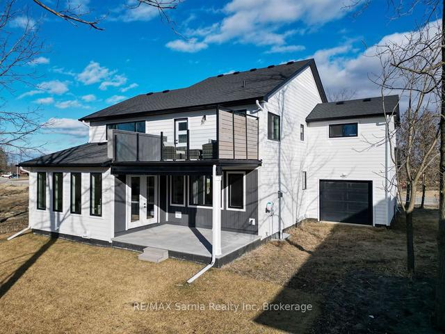 7007 Blue Coast Hts, House detached with 4 bedrooms, 4 bathrooms and 9 parking in Plympton Wyoming ON | Image 8