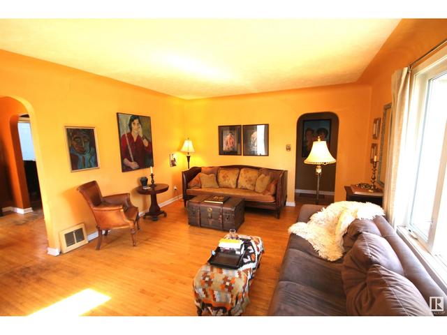 7102 112 St Nw Nw, House detached with 4 bedrooms, 2 bathrooms and null parking in Edmonton AB | Image 4