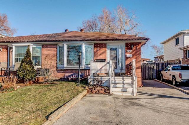 2725 Hollington Cres, House semidetached with 3 bedrooms, 1 bathrooms and 2 parking in Mississauga ON | Card Image