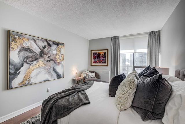 2413 - 33 Harbour Sq, Condo with 1 bedrooms, 1 bathrooms and 1 parking in Toronto ON | Image 18