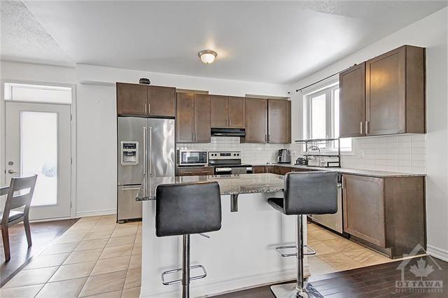 8 Darvoy Mews, Townhouse with 3 bedrooms, 3 bathrooms and 1 parking in Ottawa ON | Image 6