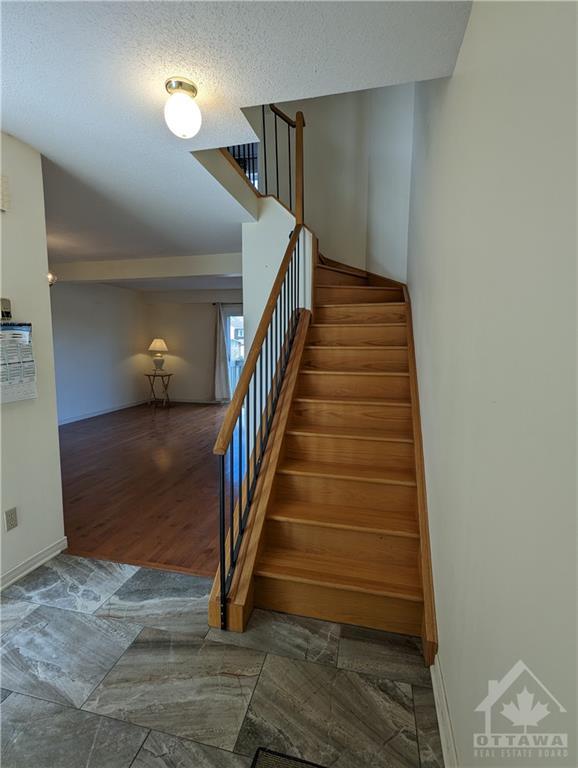 104 Mcdermot Court, Townhouse with 3 bedrooms, 2 bathrooms and 1 parking in Ottawa ON | Image 6