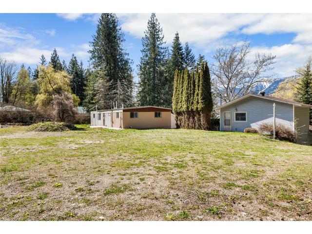 12830 Highway 3a, House detached with 3 bedrooms, 1 bathrooms and null parking in Central Kootenay A BC | Image 1