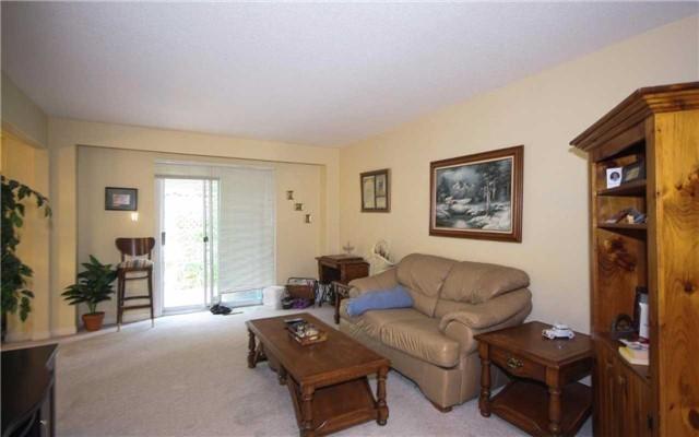 1492 Lancaster Dr, House attached with 3 bedrooms, 3 bathrooms and 3 parking in Oakville ON | Image 4