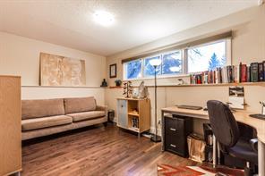 2925 Lathom Crescent Sw, House detached with 4 bedrooms, 2 bathrooms and 3 parking in Calgary AB | Image 4