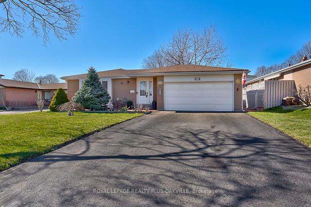 52 Glebe Cres, House detached with 2 bedrooms, 2 bathrooms and 8 parking in Brampton ON | Image 1