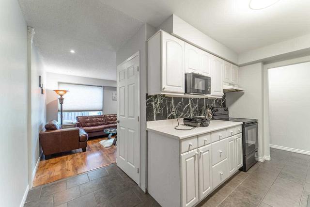 16 - 16 Foster Cres, Townhouse with 3 bedrooms, 3 bathrooms and 2 parking in Brampton ON | Image 4