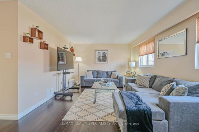 66 Carisbrook Crt, Townhouse with 3 bedrooms, 2 bathrooms and 2 parking in Brampton ON | Image 8