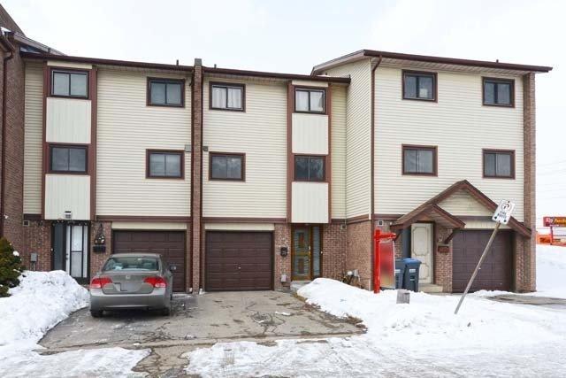 34 Mccallum Crt, Townhouse with 3 bedrooms, 2 bathrooms and 1 parking in Brampton ON | Image 1