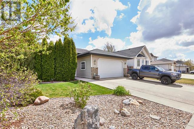 63 Vista Place Se, House detached with 4 bedrooms, 3 bathrooms and 4 parking in Medicine Hat AB | Card Image