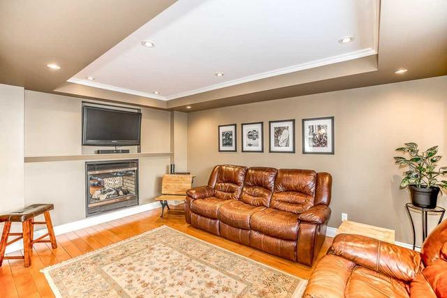 243 Elman Cres, House detached with 4 bedrooms, 3 bathrooms and 6 parking in Newmarket ON | Image 2