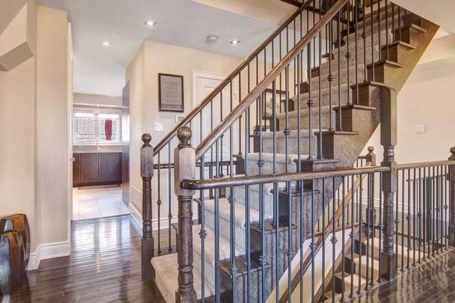 128 Park St E, Townhouse with 3 bedrooms, 4 bathrooms and 3 parking in Mississauga ON | Image 2