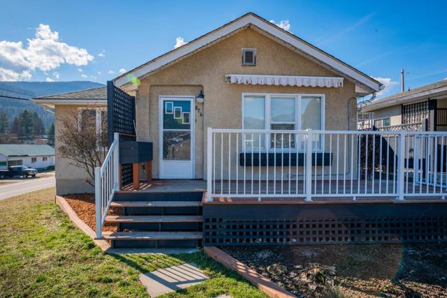 574 7th Avenue, House detached with 3 bedrooms, 2 bathrooms and null parking in Castlegar BC | Image 2