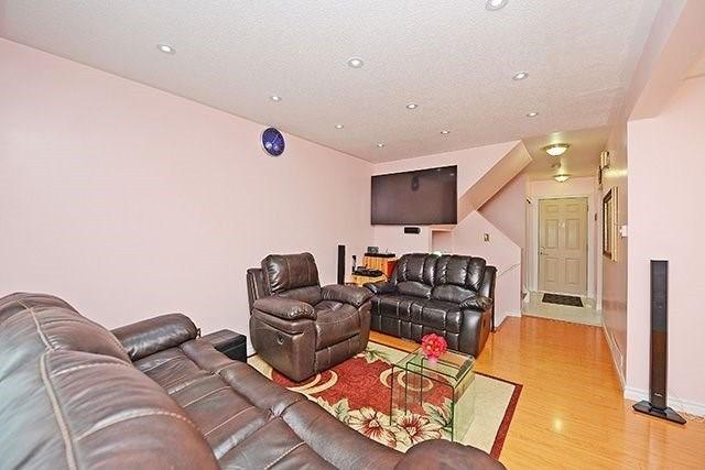 187 Fleetwood Cres, Townhouse with 3 bedrooms, 2 bathrooms and 1 parking in Brampton ON | Image 5