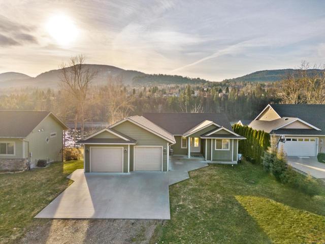 755 Waterloo Road, House detached with 4 bedrooms, 3 bathrooms and null parking in Central Kootenay J BC | Image 2