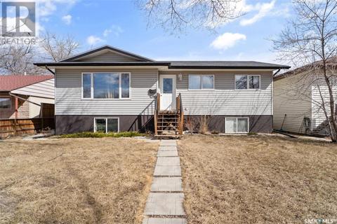 1316 Alexandra Avenue, House detached with 5 bedrooms, 3 bathrooms and null parking in Saskatoon SK | Card Image