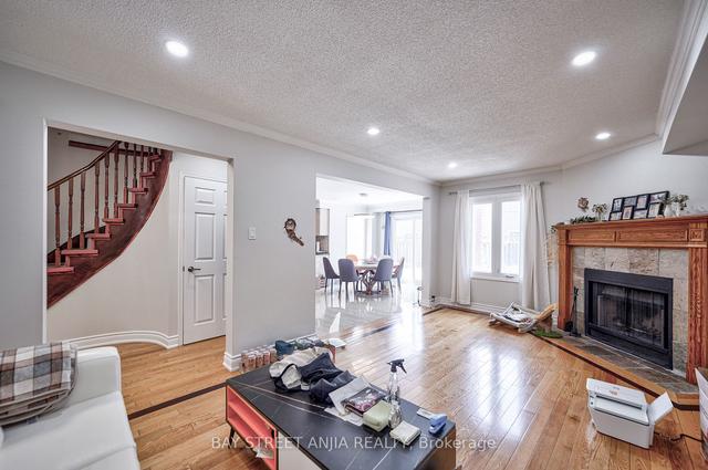 28 Mandel Cres, House detached with 4 bedrooms, 3 bathrooms and 5 parking in Richmond Hill ON | Image 7