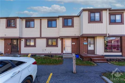 1986 Falkirk Crescent, Townhouse with 3 bedrooms, 2 bathrooms and 1 parking in Ottawa ON | Card Image