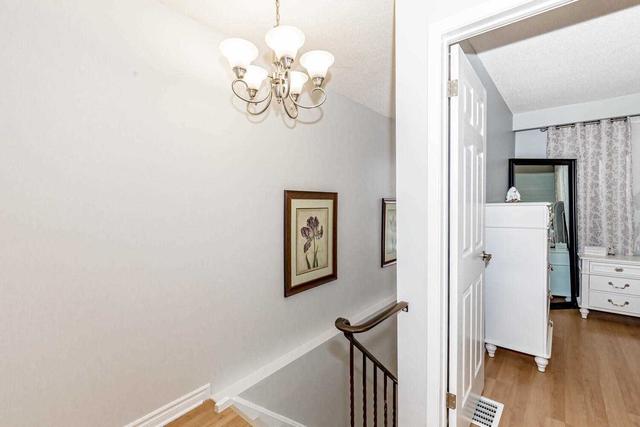 53 Foster Cres N, Townhouse with 3 bedrooms, 2 bathrooms and 2 parking in Brampton ON | Image 5