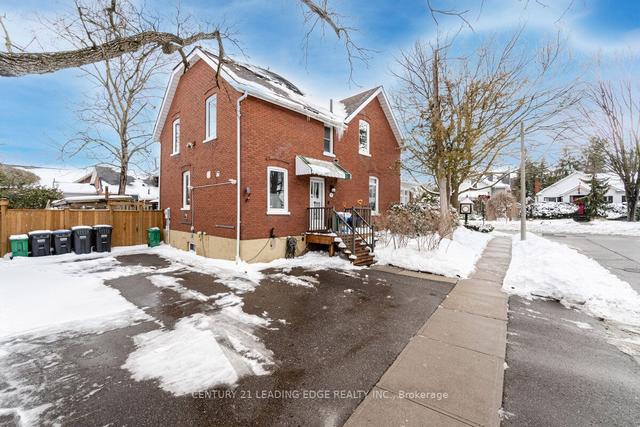 32 Elliott St, House detached with 4 bedrooms, 2 bathrooms and 3 parking in Brampton ON | Image 23