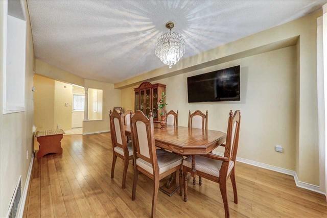 136 Kayla Cres, House attached with 3 bedrooms, 4 bathrooms and 3 parking in Vaughan ON | Image 2