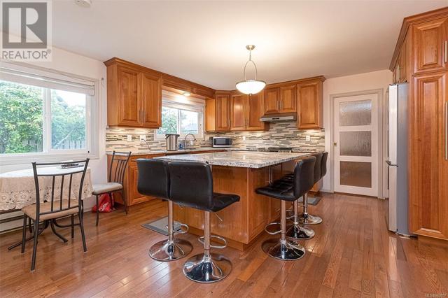 4042 Cavallin Crt, House detached with 6 bedrooms, 5 bathrooms and 2 parking in Saanich BC | Image 10