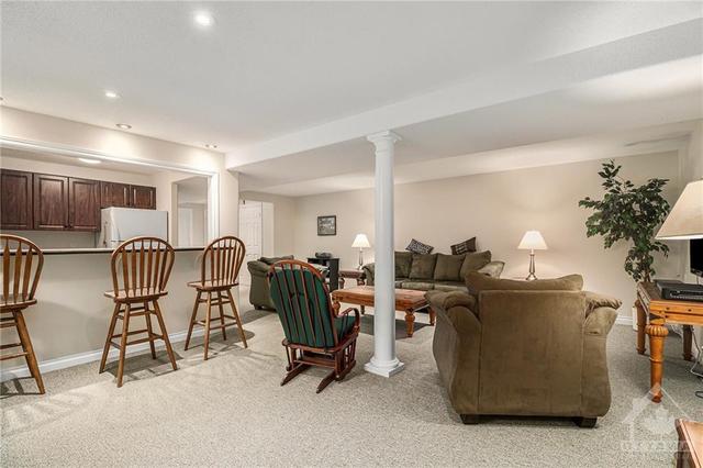 121 Cavanagh Drive, House detached with 3 bedrooms, 2 bathrooms and 12 parking in Ottawa ON | Image 15