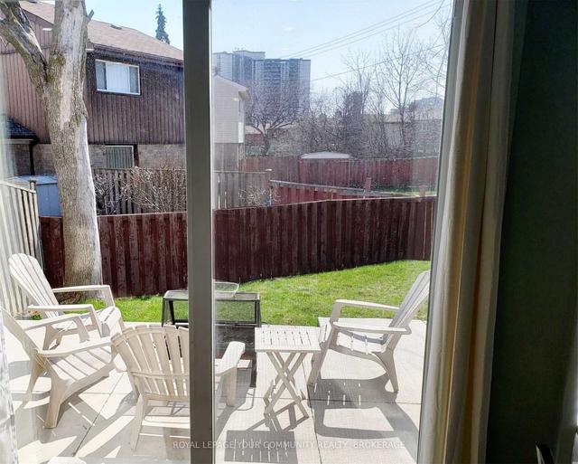 9 Wallis Cres, House detached with 3 bedrooms, 3 bathrooms and 3 parking in Toronto ON | Image 2