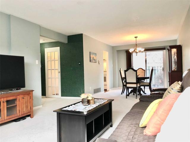 122 Song Meadoway, Townhouse with 3 bedrooms, 2 bathrooms and 2 parking in Toronto ON | Image 2
