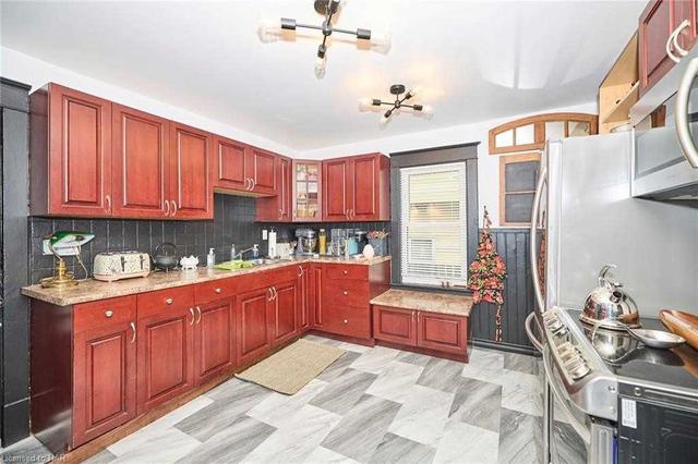 115 Vine St S, House detached with 4 bedrooms, 2 bathrooms and 3 parking in St. Catharines ON | Image 2