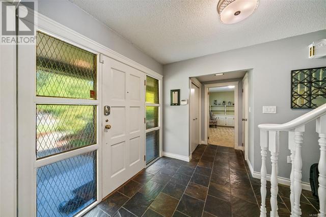 763 Helvetia Cres, House detached with 4 bedrooms, 3 bathrooms and 4 parking in Saanich BC | Image 21