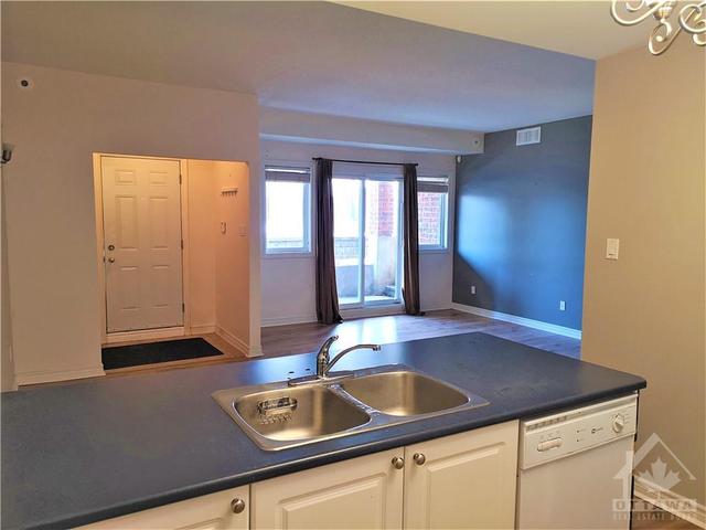 c - 231 Crestway Drive, Condo with 2 bedrooms, 1 bathrooms and 1 parking in Ottawa ON | Image 3