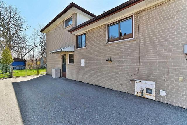 29 Newlin Cres, House semidetached with 4 bedrooms, 2 bathrooms and 3 parking in Toronto ON | Image 18