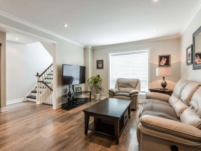 30 Mcmullen Cres, Townhouse with 3 bedrooms, 2 bathrooms and 1 parking in Brampton ON | Image 4