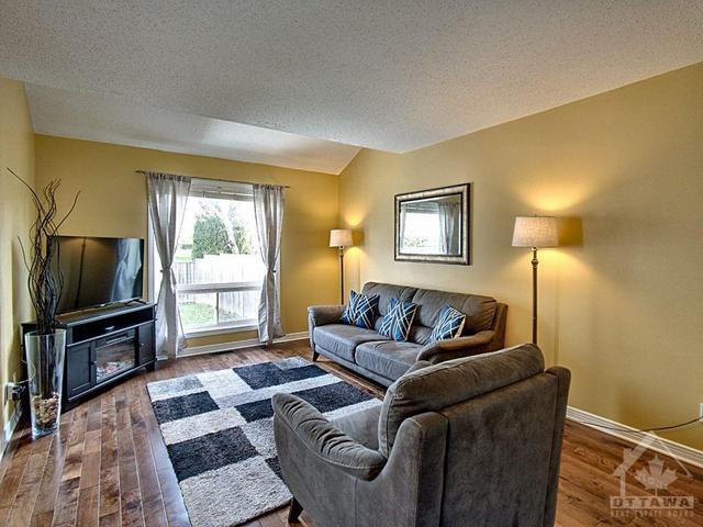 35 Grassy Plains Drive, Townhouse with 3 bedrooms, 2 bathrooms and 3 parking in Ottawa ON | Image 6