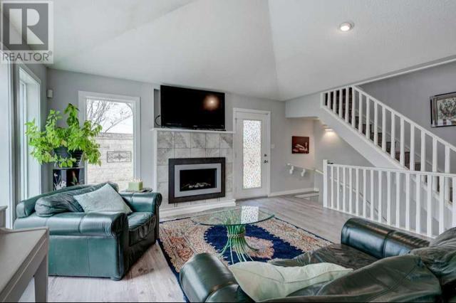 The vaulted ceiling adds to the spacious feeling | Image 13