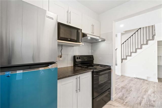 25 Woodvale Green, Townhouse with 3 bedrooms, 2 bathrooms and 1 parking in Ottawa ON | Image 18