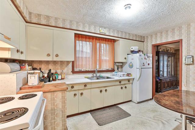70 Alpaca Dr, House detached with 3 bedrooms, 2 bathrooms and 4 parking in Toronto ON | Image 2