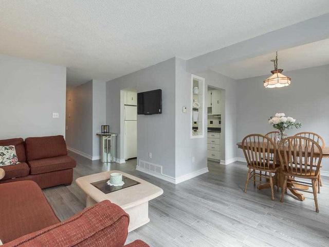 97 Ashton Cres, Townhouse with 3 bedrooms, 2 bathrooms and 1 parking in Brampton ON | Image 4