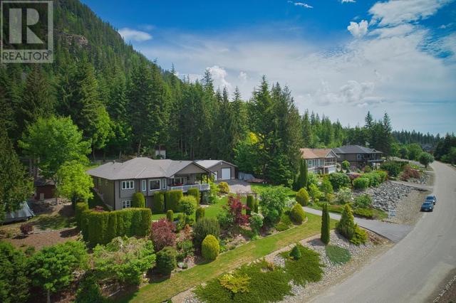 3320 Roncastle Road, House detached with 3 bedrooms, 3 bathrooms and 2 parking in Columbia Shuswap C BC | Image 6
