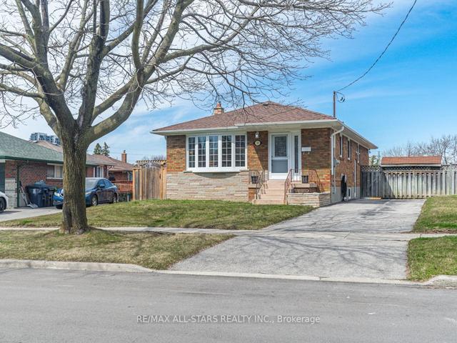 33 Millmere Dr, House detached with 3 bedrooms, 2 bathrooms and 3 parking in Toronto ON | Image 1