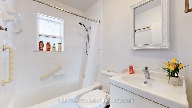61 Lockerbie Ave E, House detached with 3 bedrooms, 2 bathrooms and 1 parking in Toronto ON | Image 5