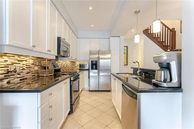 2450 Shadow Court N, House attached with 3 bedrooms, 3 bathrooms and 3 parking in Oakville ON | Image 12