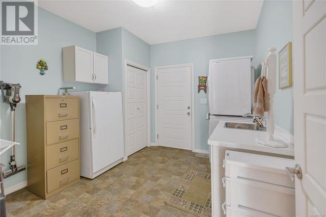 Wow - Look at this laundry room. | Image 26
